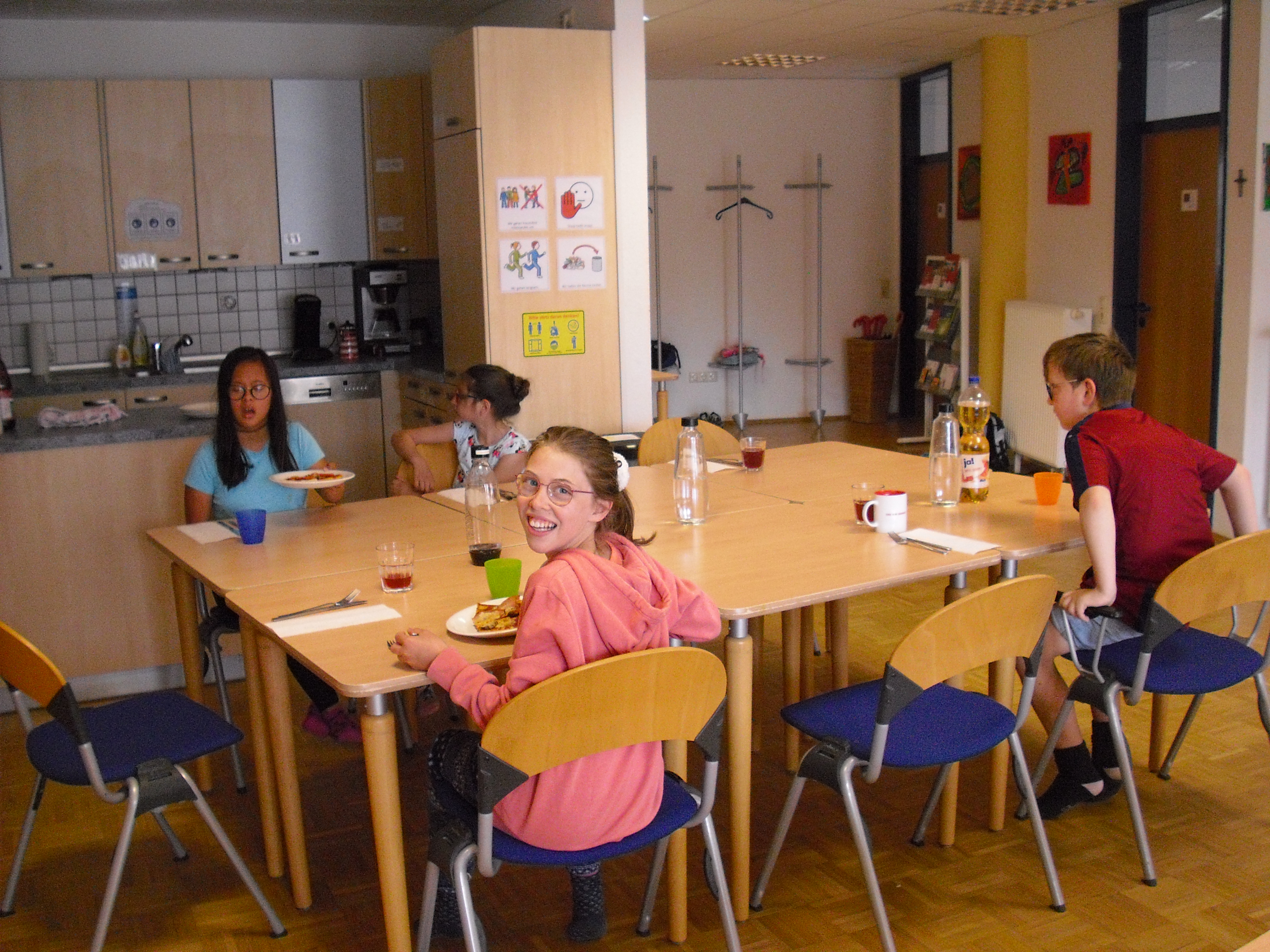 Gemeinsames Mittagessen beim Kids-Treff. Foto: Lebenshilfe Main-Tauber-Kreis