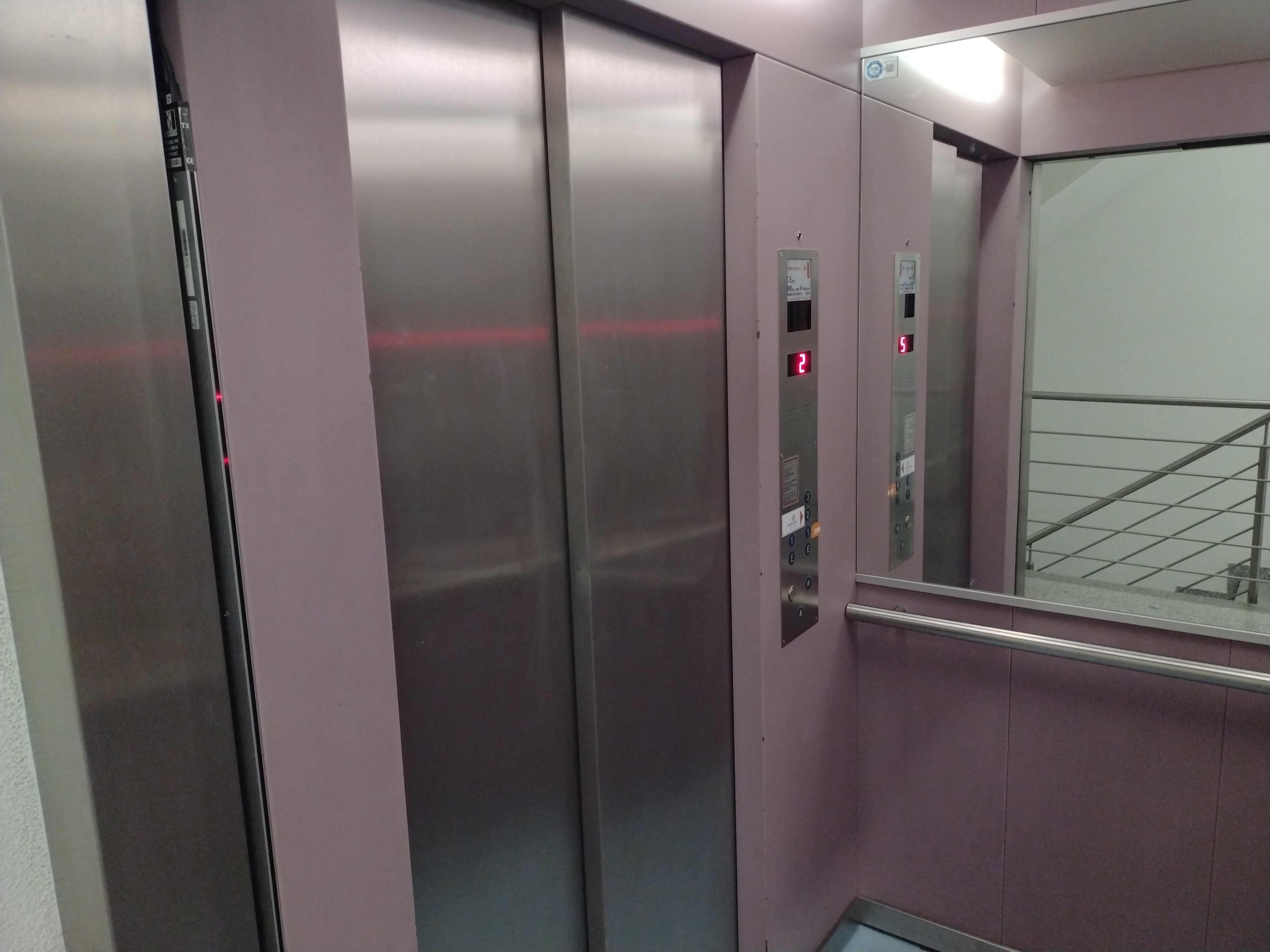 Foto vom Aufzug. Das &quot;Mittendrin&quot; ist im zweiten Obergeschoss und über zwei Treppen oder barrierefrei über den Aufzug zu erreichen.