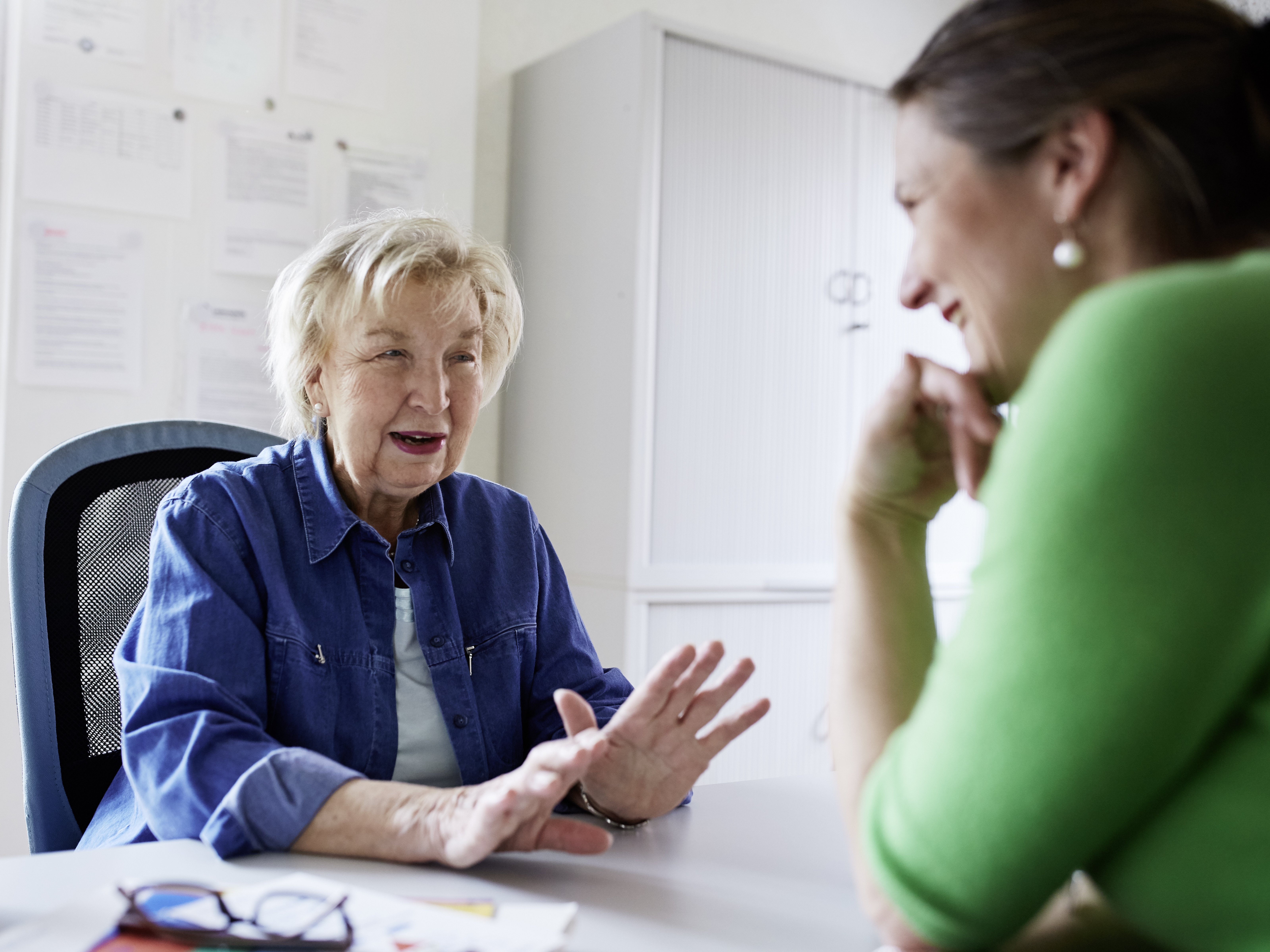 Foto: Eine ältere Frau wird von einer Mitarbeiterin des Betreuungsvereins beraten.